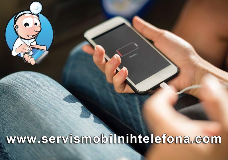 telefon na punjaču